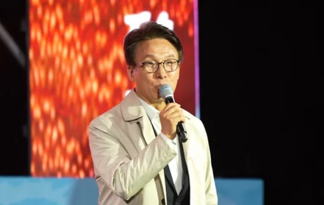김민석 더불어민주당 대표가 지난 15일 전북 순창군에서 열린 제21회 순창장류축제 개막식 축하공연에서 초대 가수의 공연 도중 무대에 올라 인사말을 하는 모습 (사진, 유튜브 ‘신호등TV’)