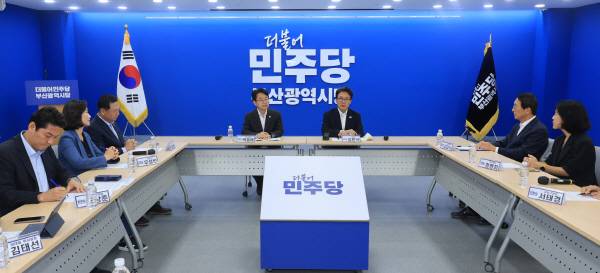 더불어민주당 김민석 대표가 18일 부산 동구 민주당 부산시당사에 방문해 같은당 부산 기초단체장들과 간담회를 하고 있다. 연합뉴스