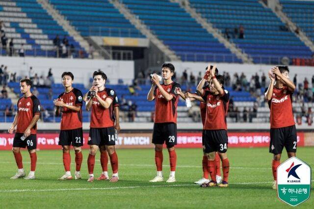 지난 10일 김해종합운동장에서 열린 충남 아산과의 홈경기가 끝난 뒤 팬들에게 인사하고 있는 김해FC 선수단./프로축구연맹 제공