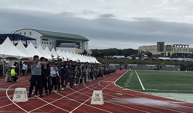 19일 제주도 서귀포시 안덕생활체육관 운동장에서 열린 제107회 전국체육대회 양궁 경기에서 선수들이 활 시위를 당기고 있다.