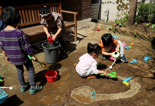 사진은 서울 예술인자녀돌봄센터에서 아이들이 놀이활동을 하며 즐거운 시간을 보내고 있는 모습. /한국예술인복지재단 제공