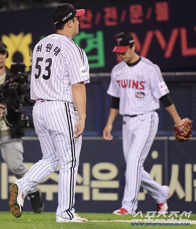 8일 서울 잠실구장에서 열린 KT와 LG의 한국시리즈 2차전. 1회초 1사 만루 장성우에게 2타점 적시타를 허용한 최원태가 강판되고 있다. 잠실=정재근 기자 cjg@sportschosun.com/2023.11.8/