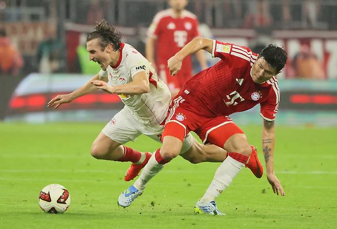 (261018) -- MUNICH, Oct. 18, 2026 (Xinhua) -- Kim Min-Jae (R) of Bayern Munich vies with Rocco Reitz of RB Leipzig during the German first division Bundesliga football match between FC Bayern Munich and RB Leipzig in Munich, Germany, Oct. 17, 2026. (Photo by Philippe Ruiz/Xinhua)
<저작권자(c) 연합뉴스, 무단 전재-재배포, AI 학습 및 활용 금지>