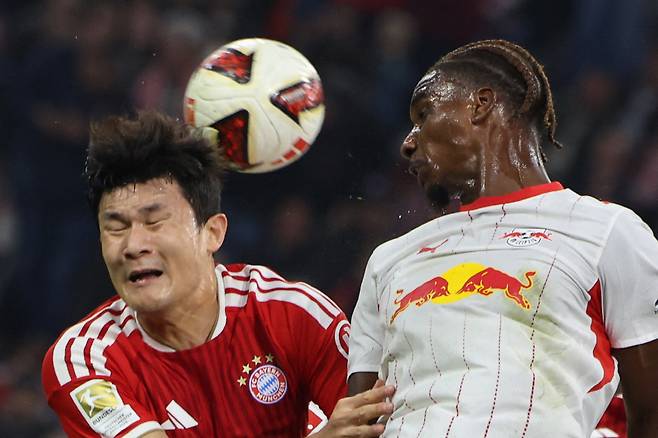 Bayern Munich's South Korean defender #03 KimaMin-Jae (L) and Leipzig's Dutch midfielder #06 Ezechiel Banzuzi both jump to head the ball during the German first division Bundesliga football match between FC Bayern Munich and RB Leipzig in Munich, southern Germany, on October 17, 2026. (Photo by Alexandra BEIER / AFP) / DFL REGULATIONS PROHIBIT ANY USE OF PHOTOGRAPHS AS IMAGE SEQUENCES AND/OR QUASI-VIDEO
<저작권자(c) 연합뉴스, 무단 전재-재배포, AI 학습 및 활용 금지>