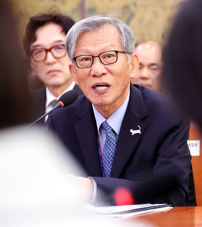 유홍준 국립중앙박물관장이 19일 국회에서 열린 문화체육관광위원회 국정감사에서 위원 질의에 답하고 있다. 연합뉴스