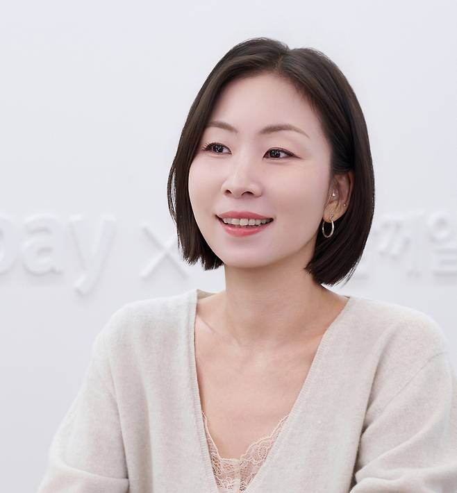 송수지 카카오페이 CR팀장이 18일 서울시 성동구 성수동에 위치한 카카오페이 ‘오래오래 함께가게’에서 기획 의도에 대해 설명하고 있다. 카카오페이 제공