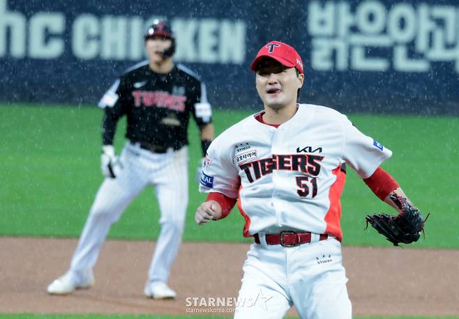 기아 마무리 전상현이 18일 광주 기아챔피언스필드에서 열린 2026 KBO리그 준플레이오프 KIA타이거즈와 LG트윈스 2차전 데일리MVP를 수상하고 있다. 2026.10.17. 기아 마무리 전상현이 18일 광주 기아챔피언스필드에서 열린 2026 KBO리그 준플레이오프 KIA타이거즈와 LG트윈스 2차전 8회초 조상우에 이어 등판하고 있다. 2026.10.17. /사진=강영조 cameratalks@