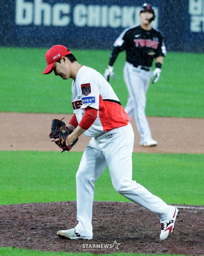 기아 마무리 전상현이 18일 광주 기아챔피언스필드에서 열린 2026 KBO리그 준플레이오프 KIA타이거즈와 LG트윈스 2차전 8회초 조상우에 이어 등판하고 있다. 2026.10.17. /사진=강영조 cameratalks@