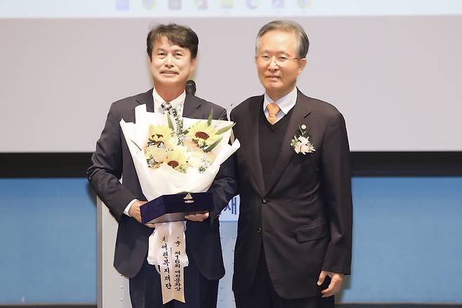 ‘제16회 애린문화상’을 수상한 박창원 동해안민속문화연구소장(왼쪽)과 이대공 애린복지재단 이사장. /윤희정기자