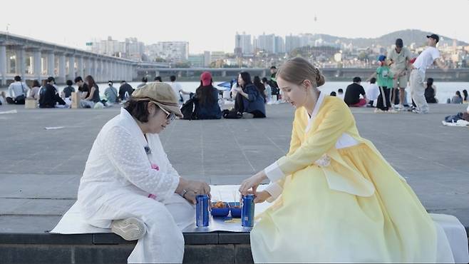 ▲ 한강에서 치맥을 즐기는 이소희 장인과 '김치귀신 마이'