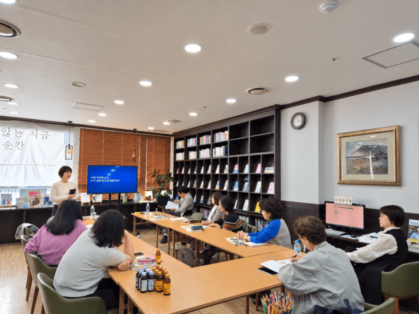 "그림책, 삶과 죽음을 잇다"라는 주제로 강연하는 남유하 작가 / 디멘시아뉴스