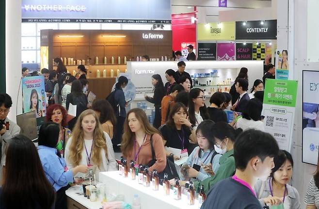 지난해 5월 서울 강남구 코엑스에서 열린 2025 서울국제화장품·미용산업박람회를 찾은 외국인 관람객들이 부스를 둘러보고 있다(자료사진). ⓒ뉴시스