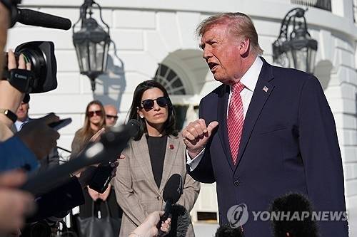 취재진과 문답하는 트럼프. AP 연합뉴스