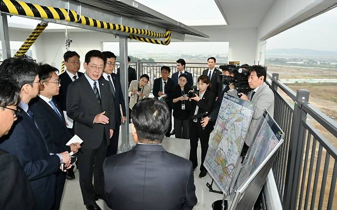 이재명 대통령이 20일 인천 계양구 공공주택지구를 찾아 관계자와 3기 신도시에 대한 대화를 하고 있다. 2026.10.20 (ⓒ뉴스1, 무단 전재-재배포 금지)