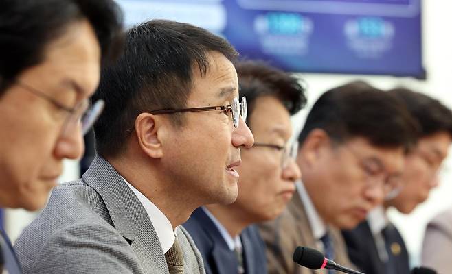 한병도(왼쪽 두 번째) 더불어민주당 원내대표가 20일 서울 여의도 국회에서 열린 국정감사 대책회의에서 발언하고 있다. 뉴시스