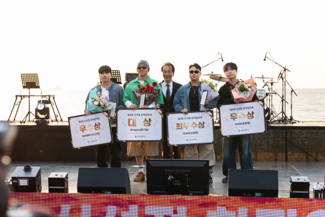 ▲19일 전북 부안군 변산반도에서 열린 붉은노을축제 가운데 신석정창작음악제 수상자들. ⓒ