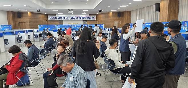 ▲ 21일 영천상공회의소에서 열린 '2026 영천시 내·외국인 채용박람회'에 구직자들이 면접을 기다리고 있다. 권오석 기자