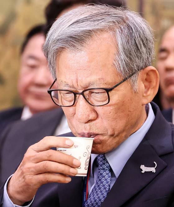 유홍준 국립중앙박물관장이 지난 10월 19일 국회에서 열린 문화체육관광위원회 국정감사에서 물을 마시며 목을 축이고 있다. 〈사진출처=연합뉴스〉