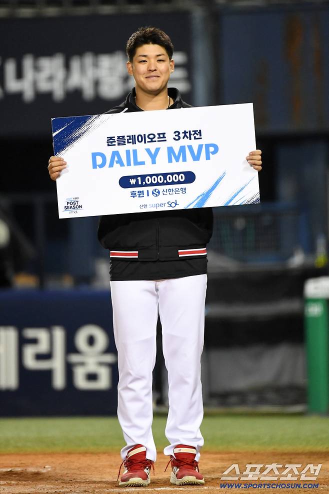 20일 잠실구장에서 열린 LG 트윈스와 KIA 타이거즈의 준PO 3차전. 데일리 MVP 시라카와가 포즈를 취하고 있다. 잠실=박재만 기자 pjm@sportschosun.com/2026.10.20/