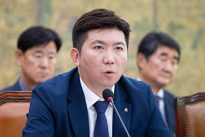 유승민 대한체육회장이 21일 서울 여의도 국회에서 열린 문화체육관광위원회의 대한체육회 등에 대한 국정감사에 출석해 의원 질의에 답하고 있다. 뉴스1