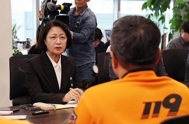 어제(20일) 경기도 수원시 경기도청에서 추미애 경기도지사가 전국공무원노동조합 소방본부 소방관들과 간담회를 하고 있다. / 사진=연합뉴스