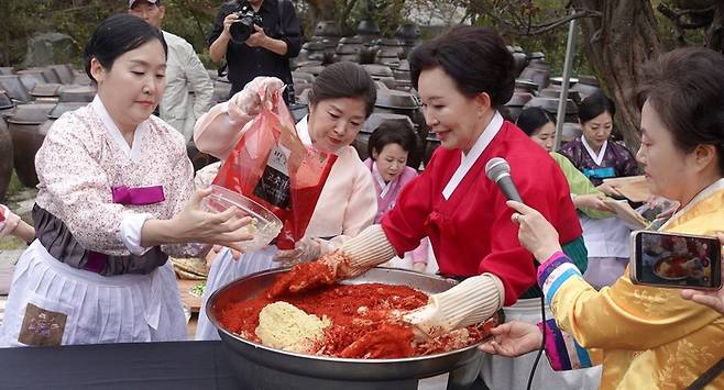 이하연 김치명인이 ‘제1회 이하연 김치명인과 함께하는 유네스코 김장문화 등재기념 갈라쇼’에서 갖은 재료에 마늘과 고춧가루를 넣고 김치 양념 소를 만들고 있다.