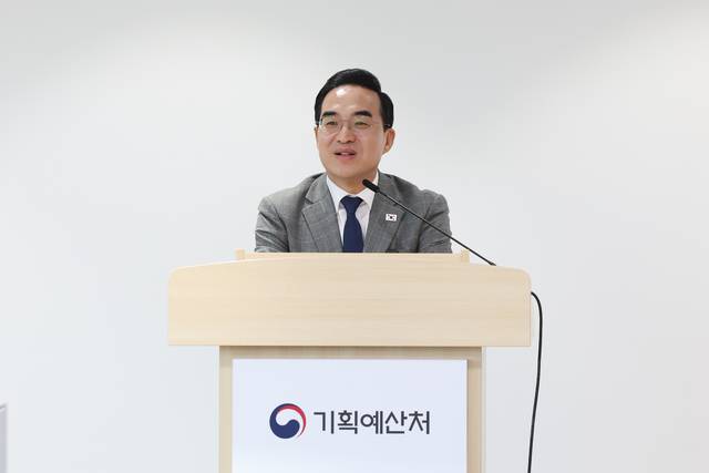 박홍근 기획예산처 장관이 21일 오후 정부세종청사 5동 기획처 기자실을 방문해 기자들과 질의응답을 하고 있다. 기획처 제공