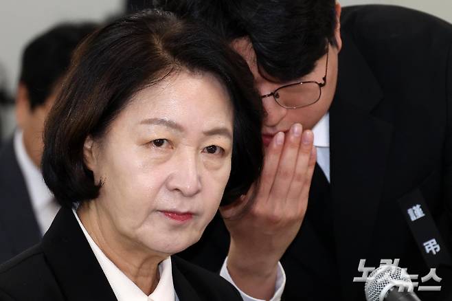 추미애 경기도지사가 지난 19일 경기도청 율곡관에서 열린 국회 국토교통위원회 경기도 국정감사에서 관계자와 귀엣말을 하고 있다. 박종민 기자