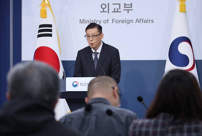 박두순 외교부 대변인이 지난 20일 서울 종로구 정부서울청사 외교부에서 열린 정례브리핑에서 우크라이나 전역에 걸친 공습 위협이 상존해 안전 확보가 어려운 점 등을 고려, 공관원 일부 철수를 결정했다고 밝히고 있다. 연합뉴스