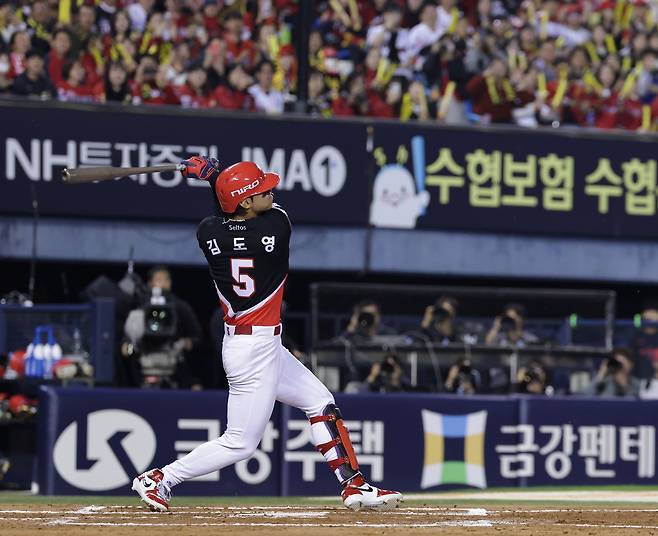 만루 홈런 치는 김도영 (서울=연합뉴스) 류영석 기자 = 20일 서울 잠실야구장에서 열린 KBO 프로야구 포스트시즌 준플레이오프 3차전 KIA 타이거즈와 LG 트윈스의 경기. 2회초 1사 만루 상황에서 KIA 김도영이 만루 홈런을 때려내고 있다. 2026.10.20 ondol@yna.co.kr/2026-10-20 19:24:27/ <저작권자 ⓒ 1980-2026 ㈜연합뉴스. 무단 전재 재배포 금지, AI 학습 및 활용 금지>