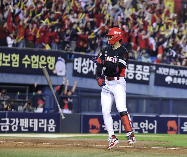 김도영, '만루 홈런 배트플립' (서울=연합뉴스) 류영석 기자 = 20일 서울 잠실야구장에서 열린 KBO 프로야구 포스트시즌 준플레이오프 3차전 KIA 타이거즈와 LG 트윈스의 경기. 2회초 1사 만루 상황에서 KIA 김도영이 만루 홈런을 때려낸 뒤 배트를 던지고 있다. 2026.10.20 ondol@yna.co.kr/2026-10-20 19:24:35/ <저작권자 ⓒ 1980-2026 ㈜연합뉴스. 무단 전재 재배포 금지, AI 학습 및 활용 금지>