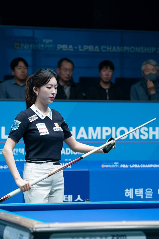 정수빈이 20일 경기도 고양시 '고양 킨텍스 PBA 스타디움'에서 열린 프로당구 2026-2027시즌 5차 투어 '지금 잘 사는 방법 zgm NH농협카드 PBA-LPBA 챔피언십' LPBA 32강에서 샷을 구상하고 있다. /사진=PBA 투어 제공