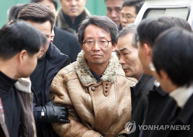 판결 앞둔 `판사테러' 김명호씨 (서울=연합뉴스) 서명곤 기자 = 현직 고법 부장판사를 석궁으로 쏴 살해하려 한 혐의를 받고 있는 김명호씨가 곧 판결을 앞두고 있다. 사진은 지난 1월 영장실질심사를 받기 위해 송파경찰서를 나서 차량해 탑승한 모습.2007.09.07 seephoto@yna.co.kr