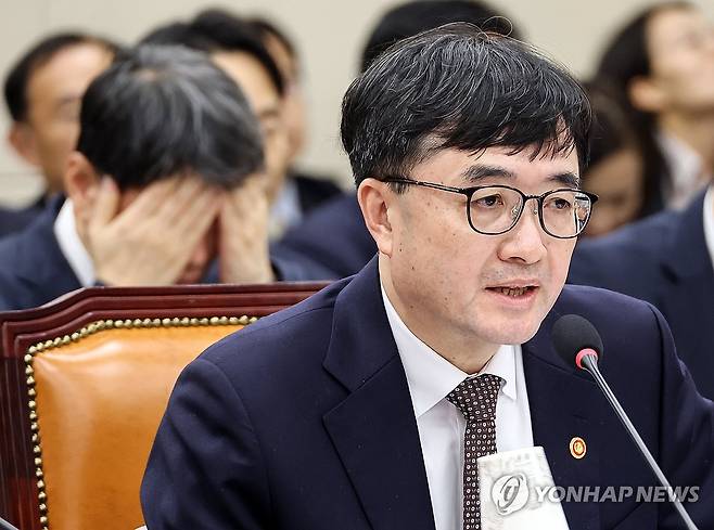 정무위 종합감사, 답변하는 임기근 국무조정실장 (서울=연합뉴스) 배재만 기자 = 임기근 국무조정실장이 21일 국회 정무위원회에서 열린 비금융 분야 종합감사에서 위원 질문에 답하고 있다. 2026.10.21 scoop@yna.co.kr