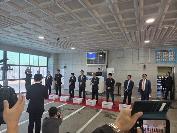 22일 통영 굴수협에서 열린 초매식에서 강석주(왼쪽에서 두 번째) 통영시장이 특별경매를 하고 있다. /표세호 기자