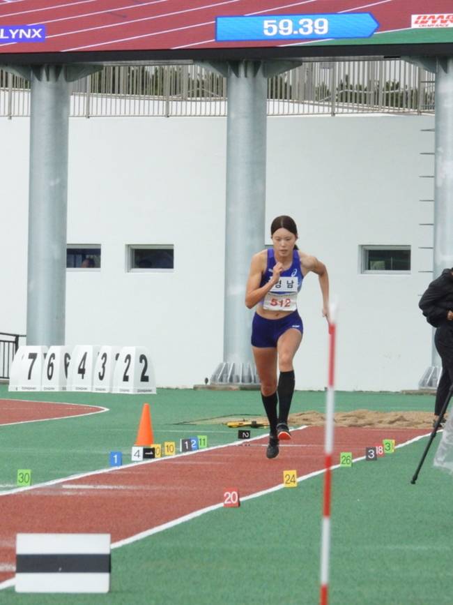 이유진(29)이 21일 제주 강창학종합경기장에서 세단뛰기 경기를 치르고 있다. /김다솜 기자
