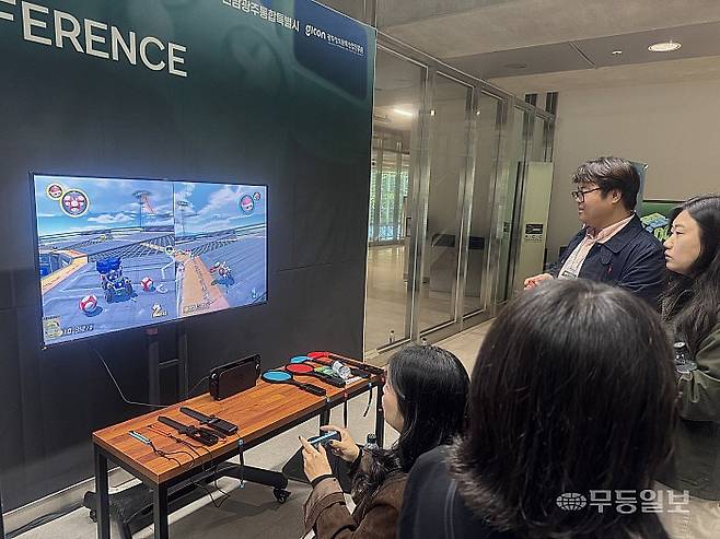 22일 오전 전남광주통합특별시 동구 국립아시아문화전당(ACC) 국제회의실·대강의실 앞 ‘2026 글로벌 게임 개발자 컨퍼런스(GGDC)’ 참석자들이 부스에 마련된 인디게임 플레이존에서 게임을 체험하고 있다. 박찬 기자