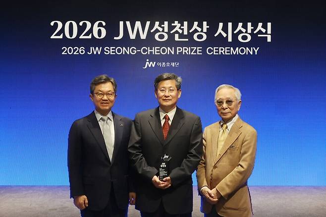 JW중외제약 공익재단인 JW이종호재단은 김용민 명예교수에게 '2026 JW성천상'을 수여했다. JW제공