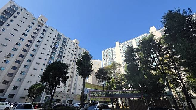 ▲20일 서울 광진구 광장동 광장극동아파트 단지에 재건축 사업을 둘러싼 주민들의 반대 현수막이 걸려 있다. 현수막에는 조합설립 동의에 따른 재산상 손실을 우려하는 문구가 적혀 있어 대지지분과 자산 가치 평가 등을 둘러싼 주민 간 갈등을 보여주고 있다. 사진=장혜원 기자