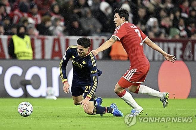 출처:연합뉴스 / 21일(현지시간) 독일 뮌헨 알리안츠 아레나에서 열린 2026~27시즌 유럽축구연맹(UEFA) 챔피언스리그 리그 페이즈 3라운드 아스널전에서 바이에른 뮌헨 수비수 김민재가 아스널 공격수 카이 하베르츠를 마크하고 있다