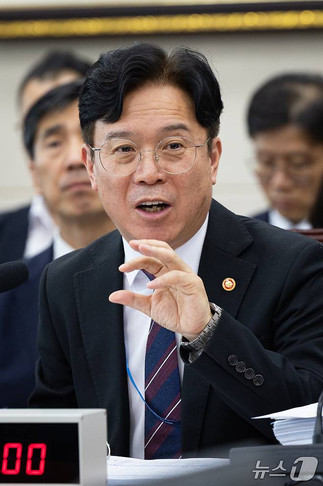 김영훈 고용노동부 장관이 13일 서울 여의도 국회에서 열린 기후에너지환경노동위원회의 고용노동부에 대한 국정감사에 출석해 의원 질의에 답하고 있다. 2026.10.13 ⓒ 뉴스1 유승관 기자