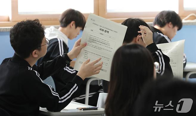 2027학년도 대학수학능력시험을 30일 앞둔 20일 경기 화성시 동탄구 동탄고등학교에서 3학년 학생들이 올해 마지막 전국연합학력평가를 치르고 있다. 2026.10.20 ⓒ 뉴스1 김영운 기자