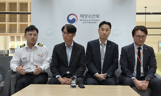 22일 해양수산부에서 열린 북극항로 시범운항 참여자 기자간담회에서 참석자들이 시범운항 경험과 성과를 설명하고 있다. 왼쪽부터 박지정 팬스타 1등항해사, 오행록 해수부 북극항로추진본부 부본부장, 김정달 팬스타그룹 해운기획사업부 이사, 권영태 한국해양수산연수원 교수. 해수부.