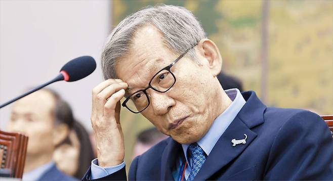 유홍준 국립중앙박물관장이 지난 19일 국회 문화체육관광위원회 국정감사에서 의원 질의를 들으며 생각에 잠겨 있다. /남강호 기자