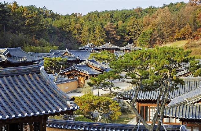 경북 안동의 한옥호텔 ‘락고재 하회’ 전경. 완공까지 15년이 걸렸으며, 설계 변경만 100차례 이상 이뤄졌다. /ⓒ락고재