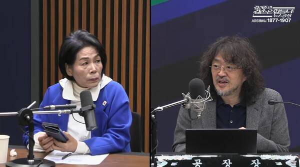 ▲김어준 진행자가 2026년 10월22일 김어준의 겸손은힘들다 뉴스공장에서 경찰의 시사타파와 이종원 대표 압수수색을 두고 굉장히 충격적이라고 논평하고 있다. 사진=김어준의 겸손은힘들다 뉴스공장 영상갈무리