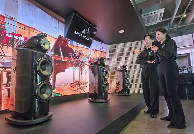 JBL 모델이 21일 서울 삼성동 프로젝트 스페이스 라인에 위치한 JBL 80주년 및 바워스 앤 월킨스 60주년 특별 전시관에서 바워스 앤 윌킨스 제품을 소개하고 있다./사진 제공=삼성전자