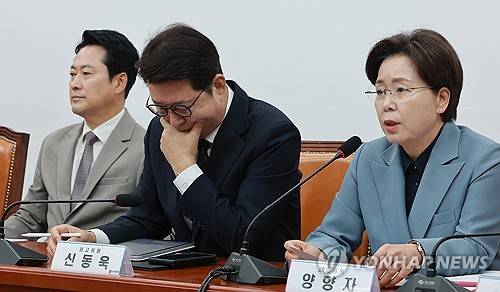 국민의힘 최고위원회의에서 발언하는 양향자 최고위원 (서울=연합뉴스) 신현우 기자 = 국민의힘 양향자 최고위원이 19일 국회에서 열린 최고위원회의에 참석해 발언하고 있다. 왼쪽부터 장동혁 대표, 신동욱 최고위원, 양 최고위원. 2026.10.19 nowwego@yna.co.kr