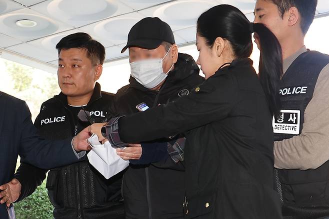 이달 20일 서울 강남구 역삼동 소재 건물 두 곳을 연달아 방화한 혐의를 받는 70대 남성 A 씨가 22일 오후 서울 서초구 서울중앙지방법원에서 열린 구속 전 피의자 심문(영장실질심사)에 출석하고 있다. 성형주 기자 2026.10.22