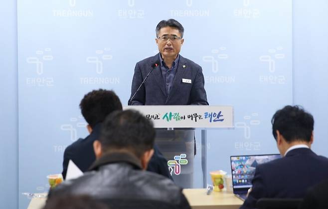 21일 군청 브리핑룸에서 장길수 가족정책과장이 정례브리핑을 열고 복지정책 추진 방향을 발표하고 있다. ⓒ태안군 제공